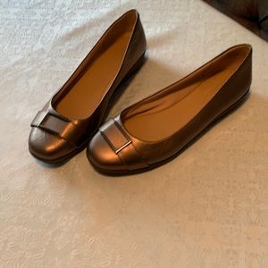 Women’s flat bronze shoes